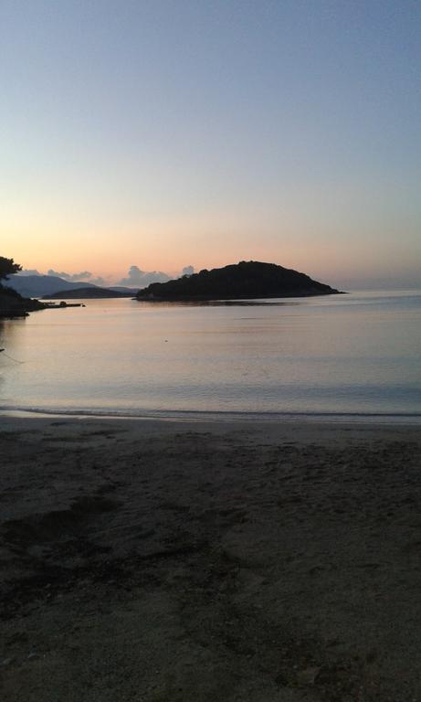 Vila Bello Ksamil Bilik gambar